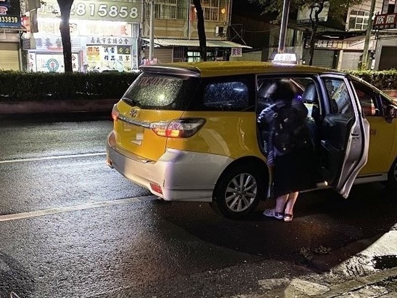 老婦雨夜南下迷途　北鎮警及時援助