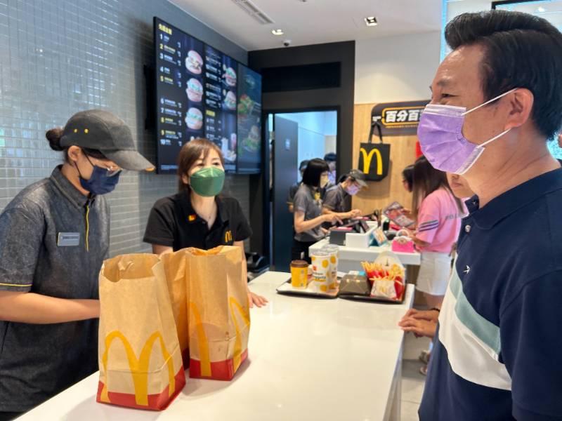 麥當勞太湖店人氣旺 陳福海關心營運現況及青年就業