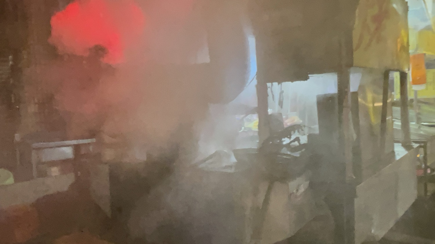 攤位排煙管在今（12）日晚上6:50起火。（圖/記者謝榮浤拍攝）