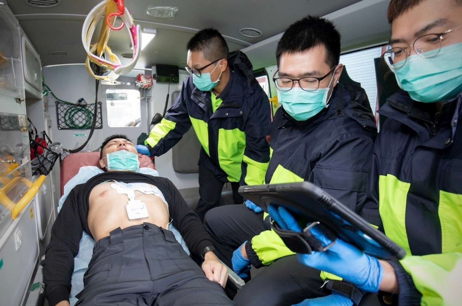 竹市救護車全面配備自動心肺復甦機、AED電擊器、電動骨針、12導程心電圖機等急救設備。（圖/記者林照東翻攝）