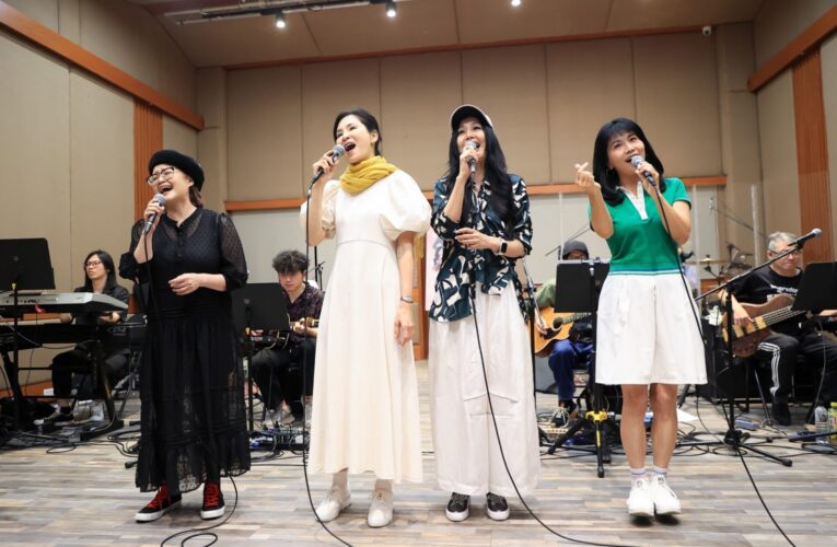 八位民歌歌手為總彩齊聚一堂高唱〈母親我愛您〉