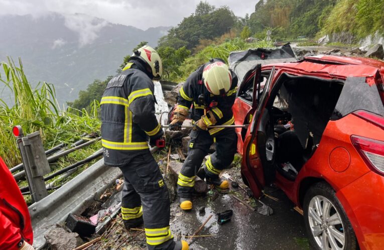 自小客車阿里山遭落石擊中翻覆　57歲男子重傷送醫搶救