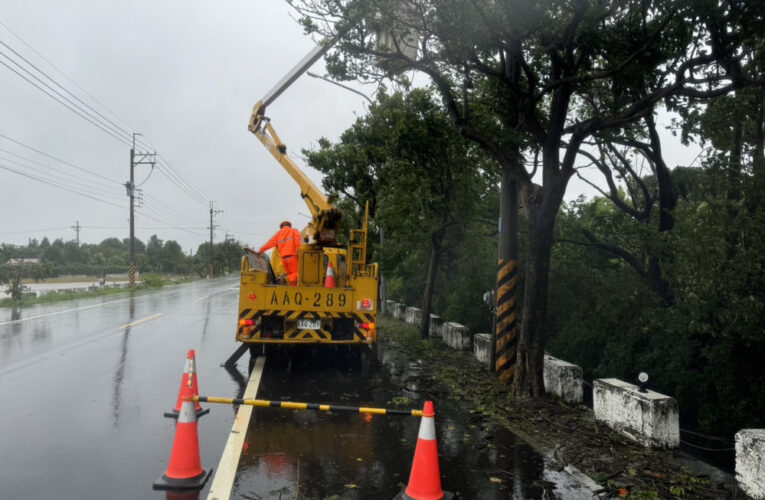 凱米颱狂掃臺南逾7.5萬戶停電 台電台南區處不畏風雨修復設備中