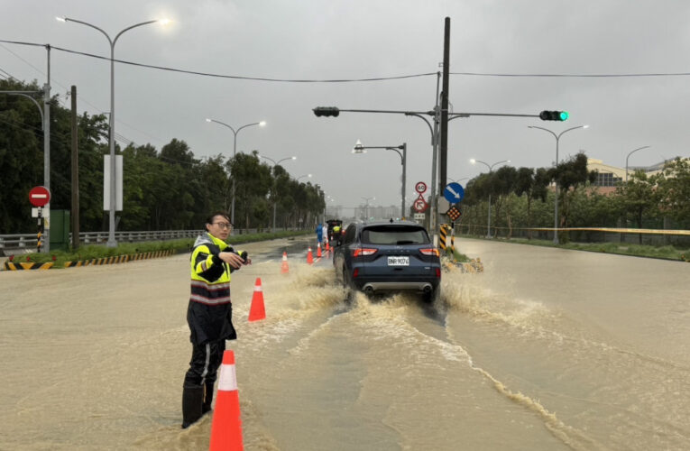 強颱豪雨台一線橋頭段積水  岡警速調撥車道維持雙向通行