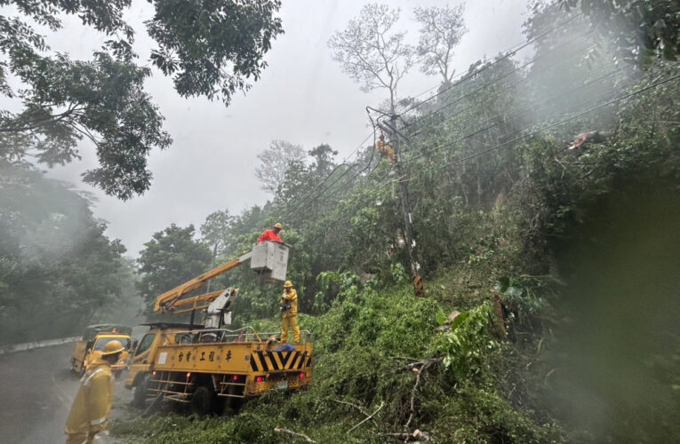 凱米颱狂襲臺南逾9萬戶停電 台電台南＋新營2區處全力搶修復電