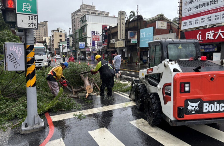 凱米致路樹倒招牌掉  臺南工務局緊急排除障礙 迅速恢復路況