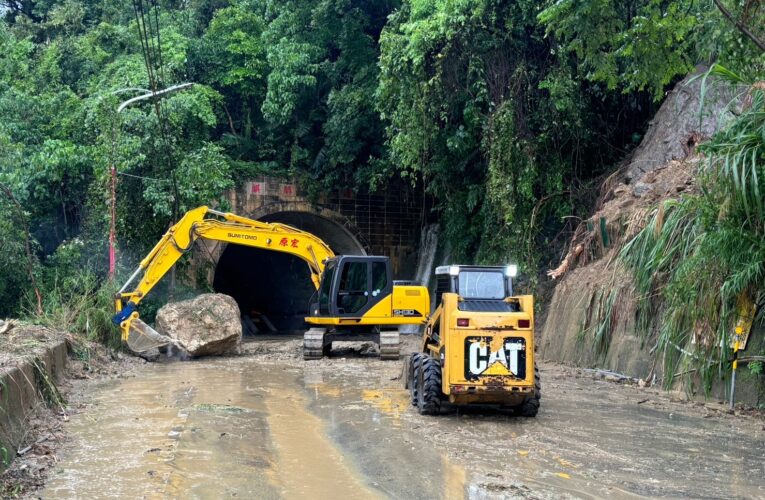 凱米颱風致路樹倒招牌掉   工務局全力動員 預計今晚全數排除