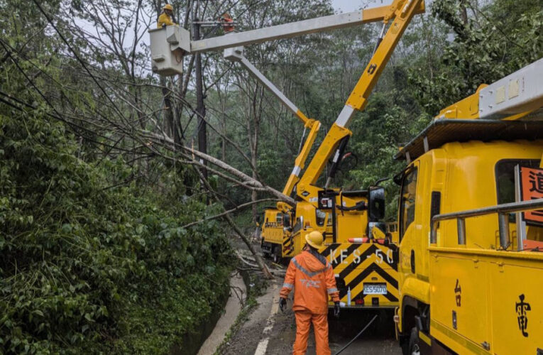 凱米颱風尾橫掃 台電台南＋新營2區處全力搶修倒塌電桿高壓斷線