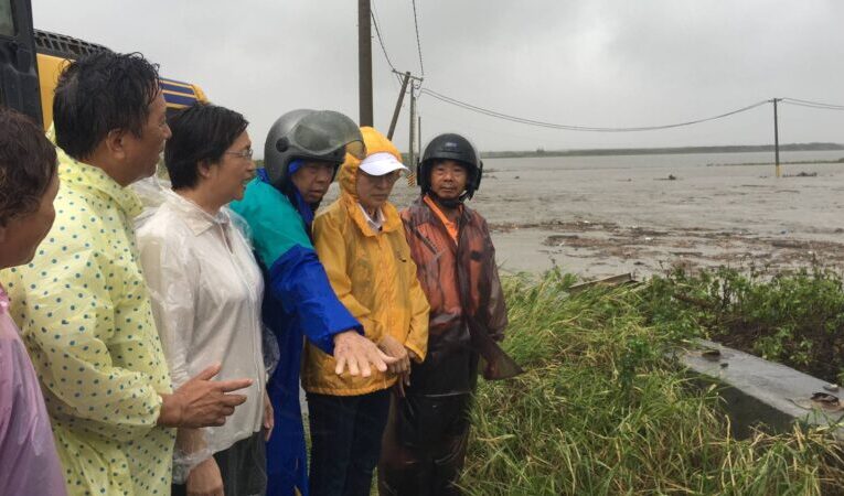 彰化縣長視察大城鄉颱風天淹水　勸離安置危險地區村民