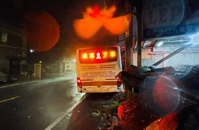 【有影】台中雨勢致號誌故障 公車撞毀民宅無生命危險