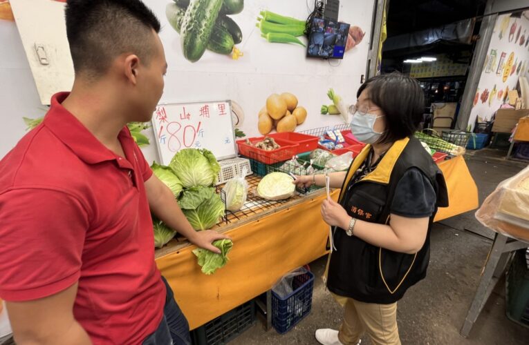 南市府風雨無阻訪菜價 葉菜災損價揚籲民眾以根莖類或冷凍蔬菜替代