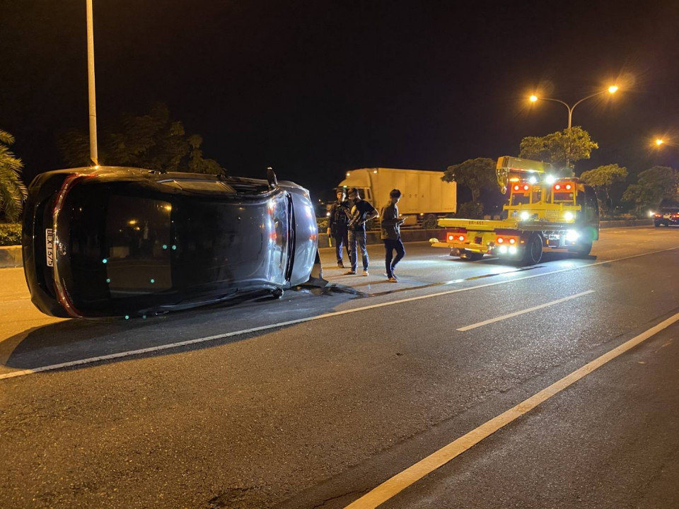 車子吊起來 「K盤」掉下來 南警處理翻車事故眼尖查獲毒品案