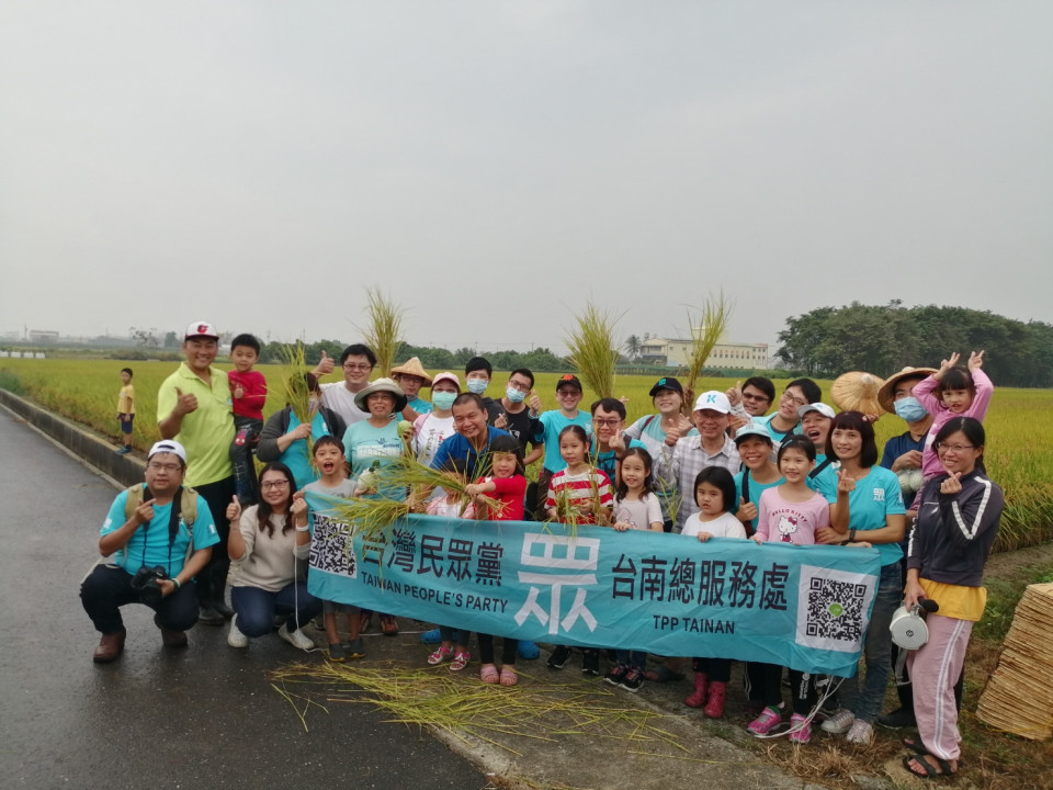 親子體驗半日農 臺灣民眾黨在地青農 教育親子稻收割
