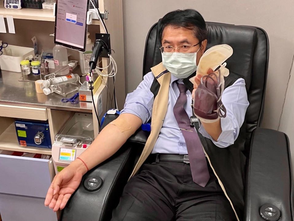台灣血庫近來經常缺血　黃偉哲捐250cc鮮血呼籲大家踴躍捐血
