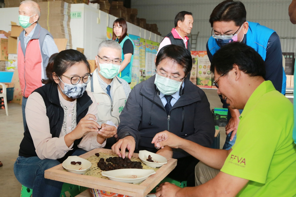 黃偉哲與東山青農交流座談 力推東山農特產品絕對是必買台南伴手好物