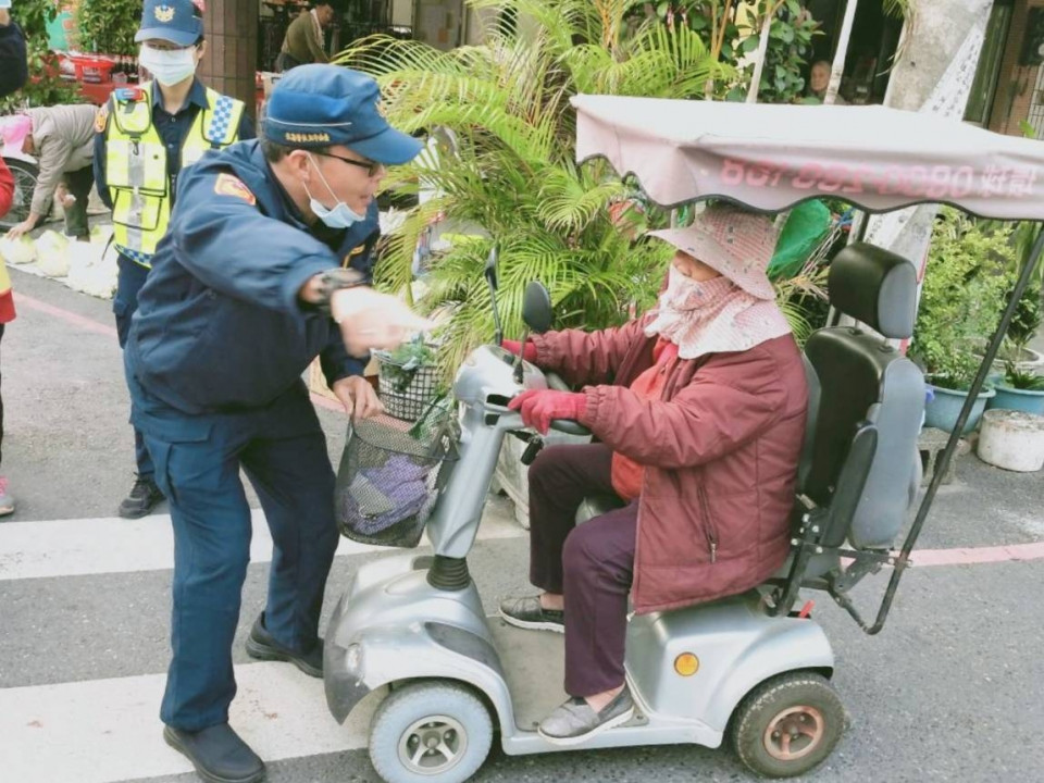 全市路口安全大執法  白河警路口溫馨護老全力顧安全