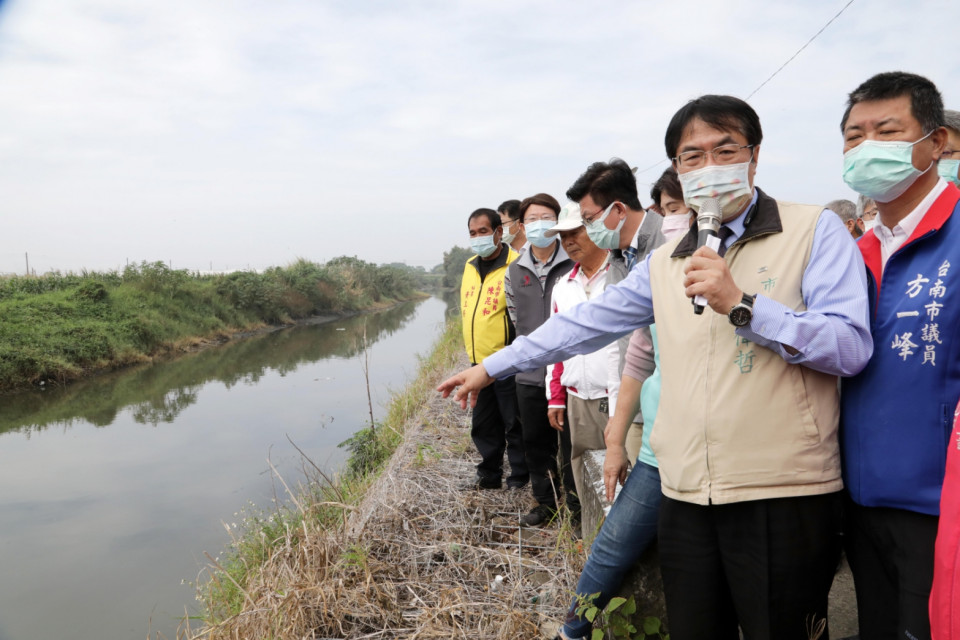 黃偉哲視察劉厝排水 爭取前瞻經費改善佳里 西港排水問題