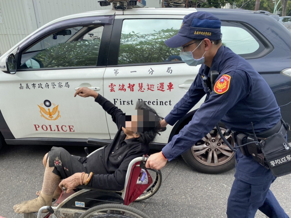 老婦無助獨坐休息　長榮警援助返家