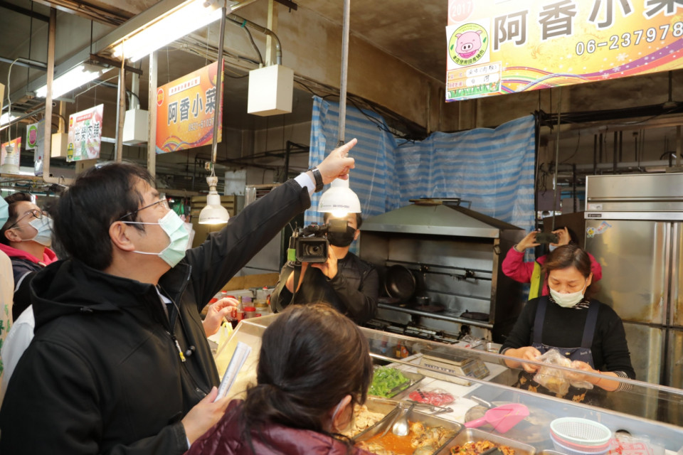 黃偉哲視察開元市場食品攤商標示