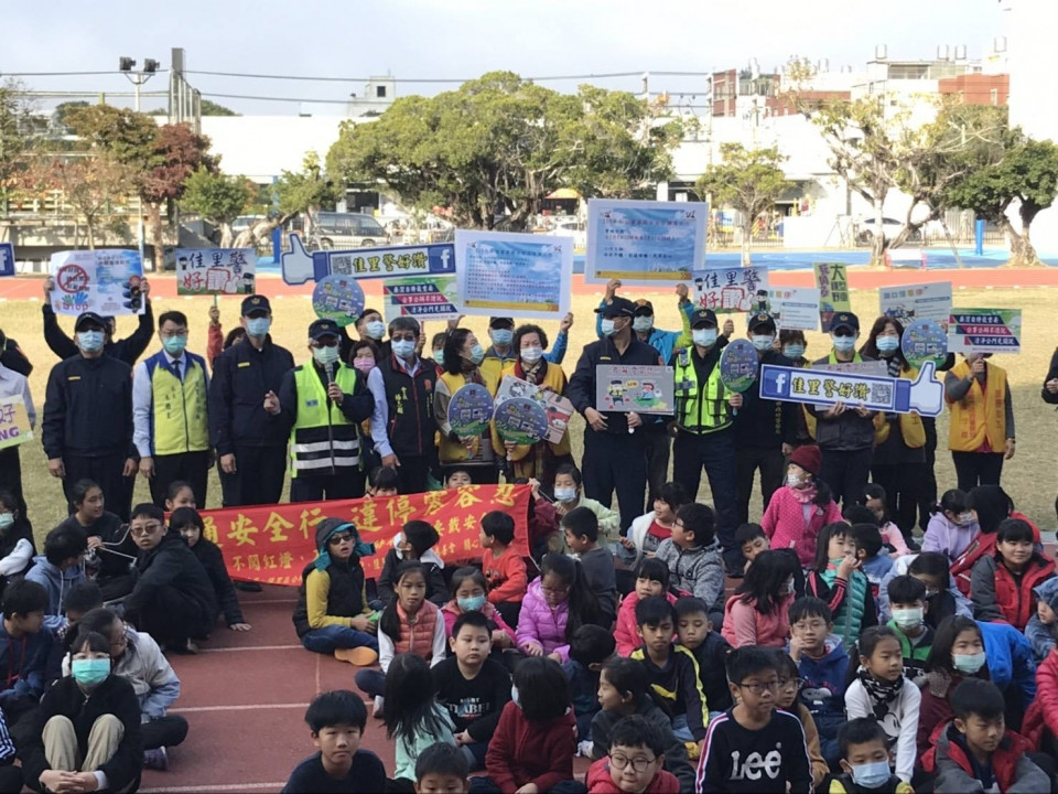 佳里警分局利用小學結業日 超前部署宣導重要節日安全維護工作