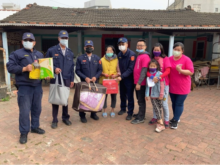 學甲警分局邀善心團體 寒冬送暖逗陣行