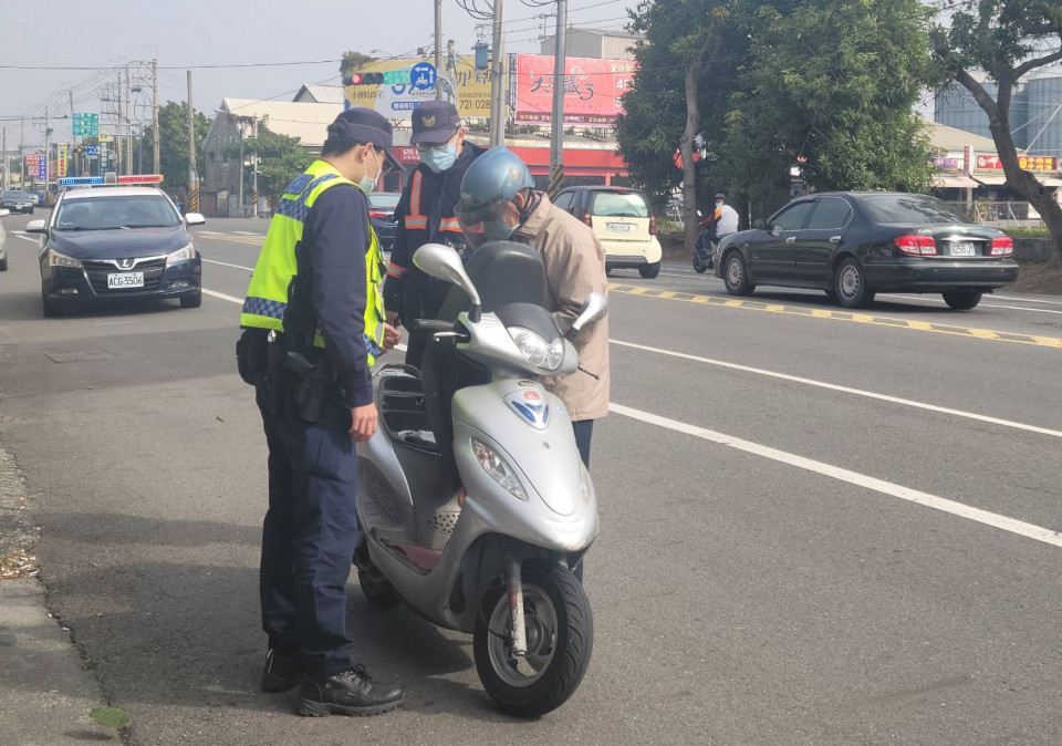 佳警執法有感 守護路口為民