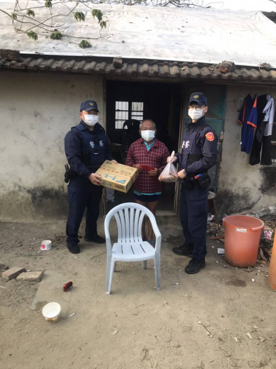 新化警分局推動「獨居長者安全巡護」工作 年節前送暖 讓民眾足感心