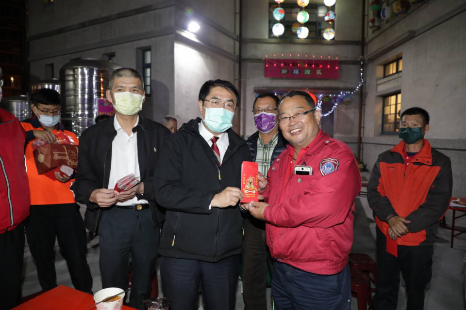 黃偉哲與消防局 中正分隊溫馨圍爐