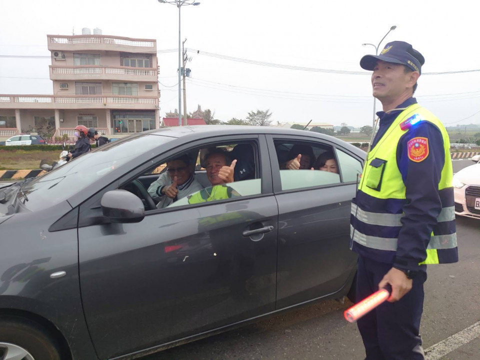 春節佳警重要路口交通疏導 員警辛勞獲民眾比讚鼓勵！