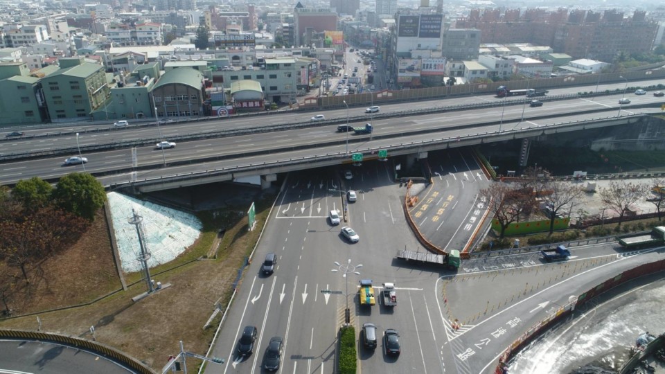 仁德區萬代橋(市道182線) 預定110年3月2日起改通行臨時鋼便橋