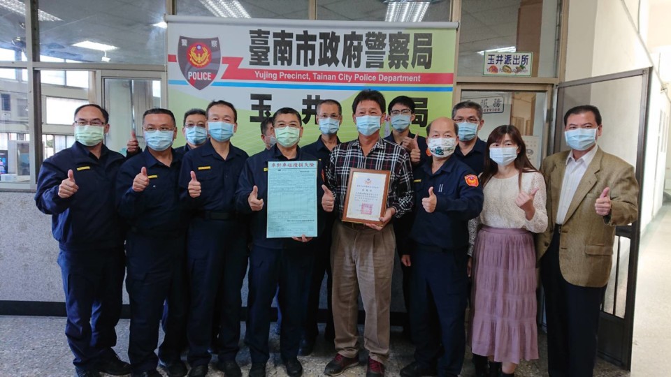 玉井警友辦事處加保巡邏車車體險 警民攜手守護治安