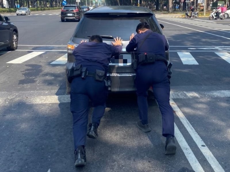 車輛拋錨卡路中　竹園警及時援助