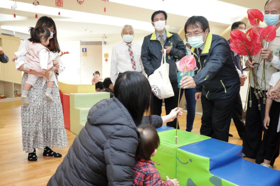 黃偉哲訪視南瀛親子館