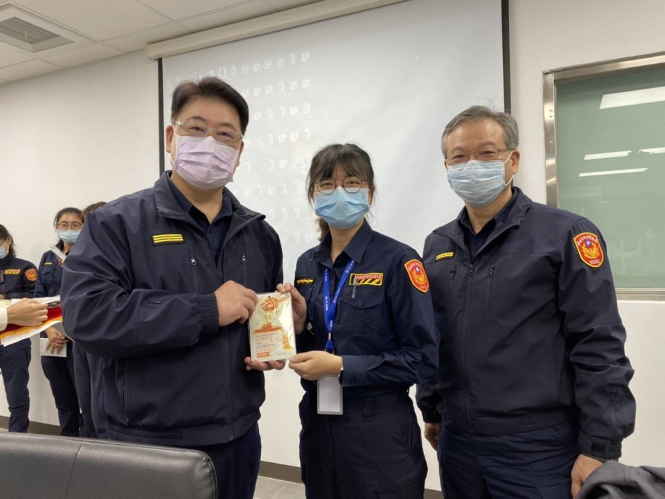 女力亮起來 永康警分局婦女節贈面膜 女職員讚實用