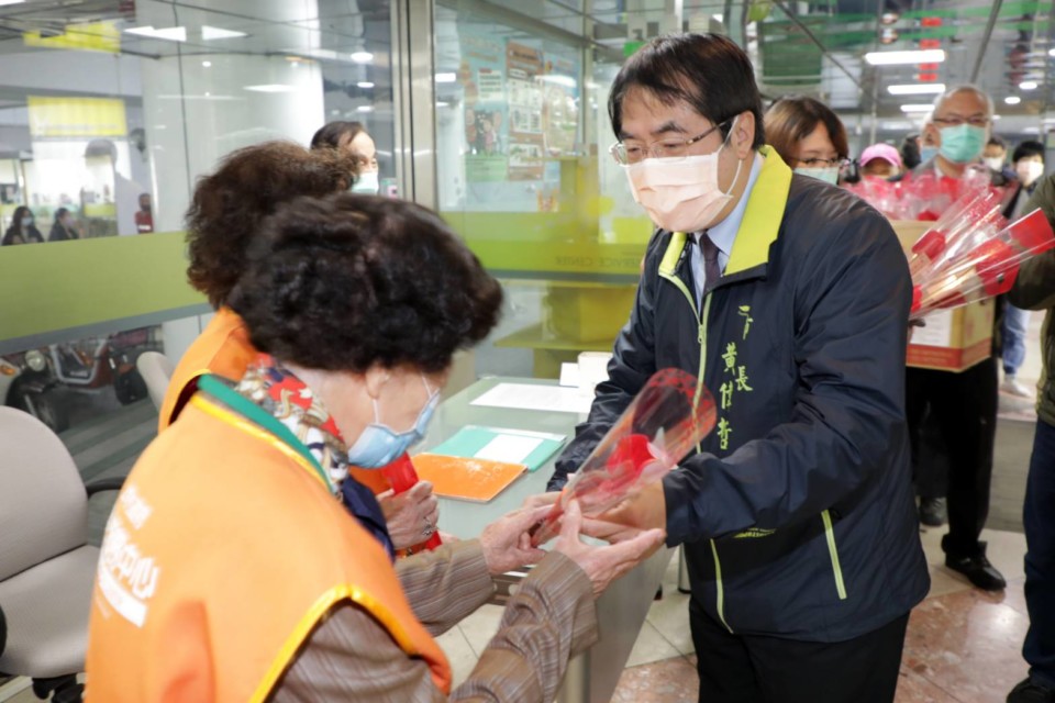 黃偉哲婦女節 貼心精選火鶴花相送