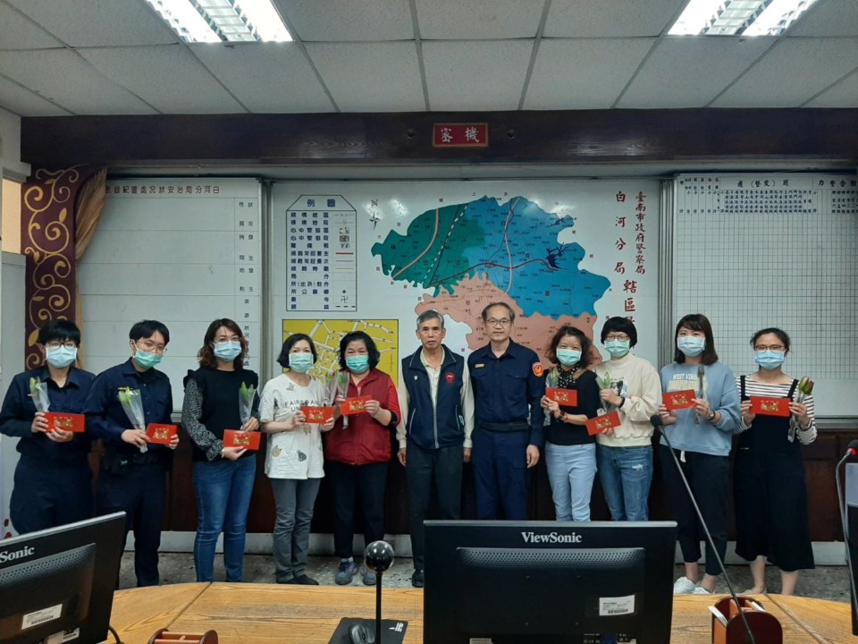 婦女節 白河警長親贈蓮花及禮券 慰辛勞