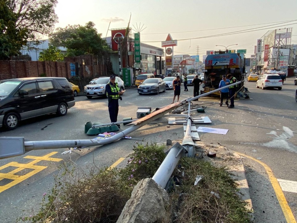 動力機械車自撞號誌桿無人傷 警急排除恢復交通順暢