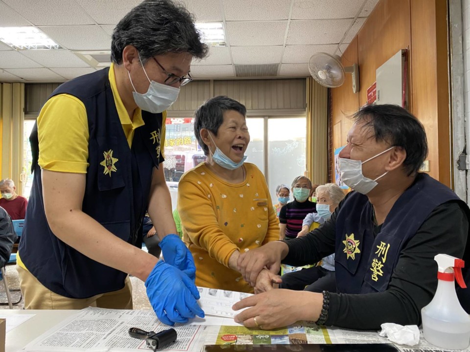 三分局與聖功基金會 宣導老人失智指紋捺印