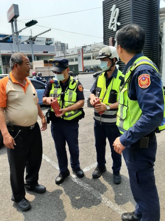 清明連假永康交通很順暢  站長贈送冷飲支持更窩心