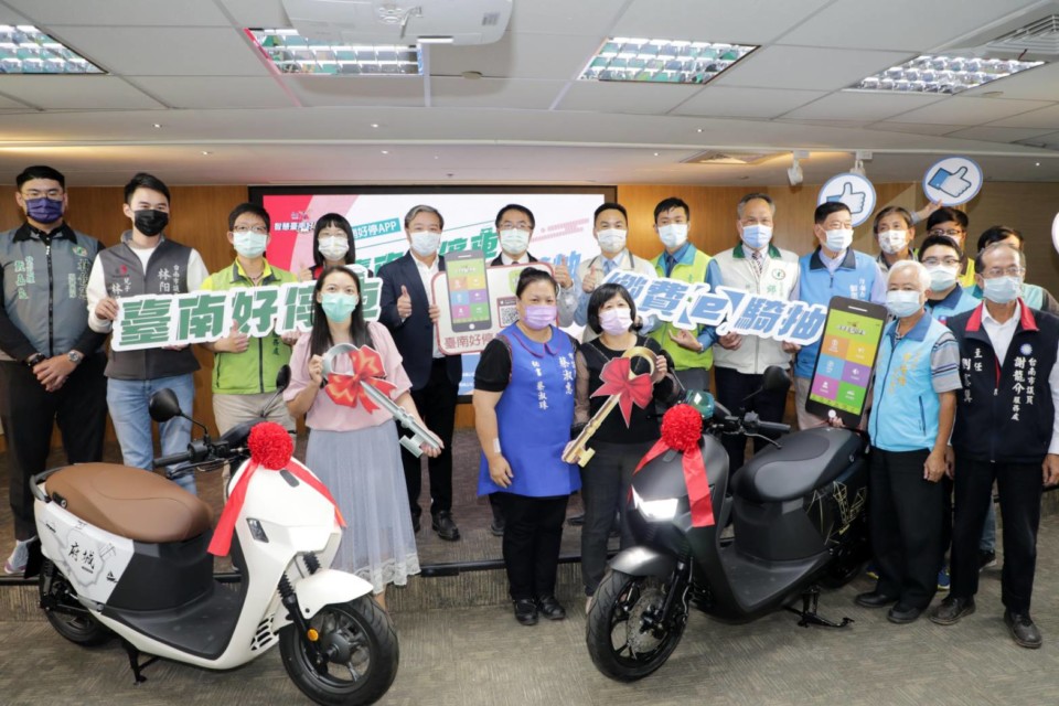 0抽走最大獎電動車! 黃偉哲加碼抽獎 持續力推台南好停APP