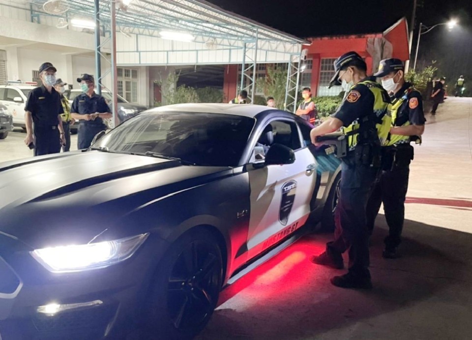 環 警 監聯合稽查  強力取締關子嶺深夜改裝噪音車輛滋擾安寧