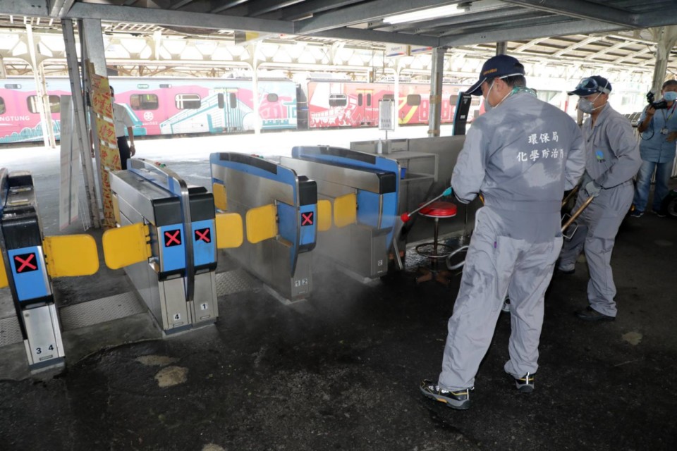 南市啟動公共場站預防性清消 黃偉哲籲市民提高警覺配合防疫