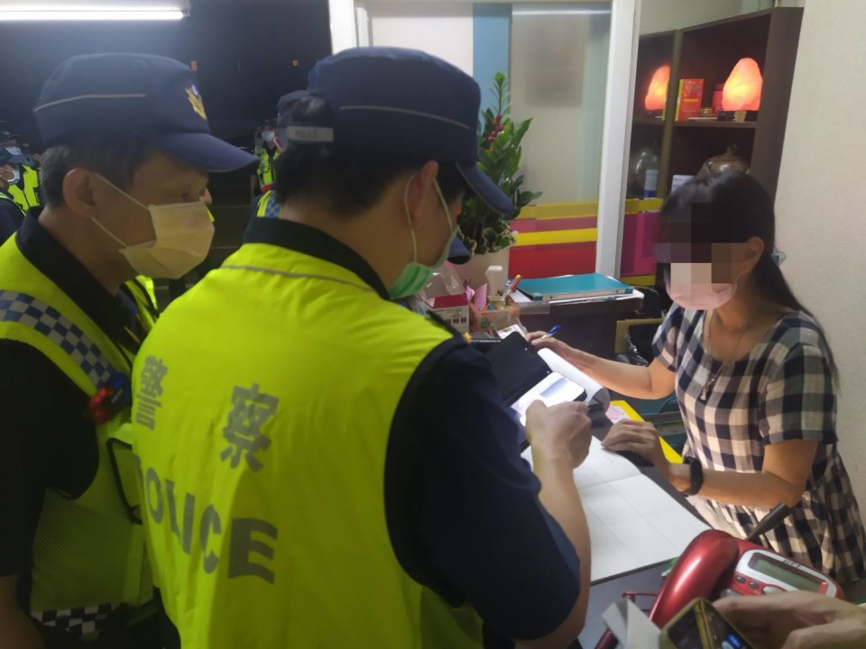學甲警分局稽查轄區八大業者防疫作為 查獲3件違反實聯制