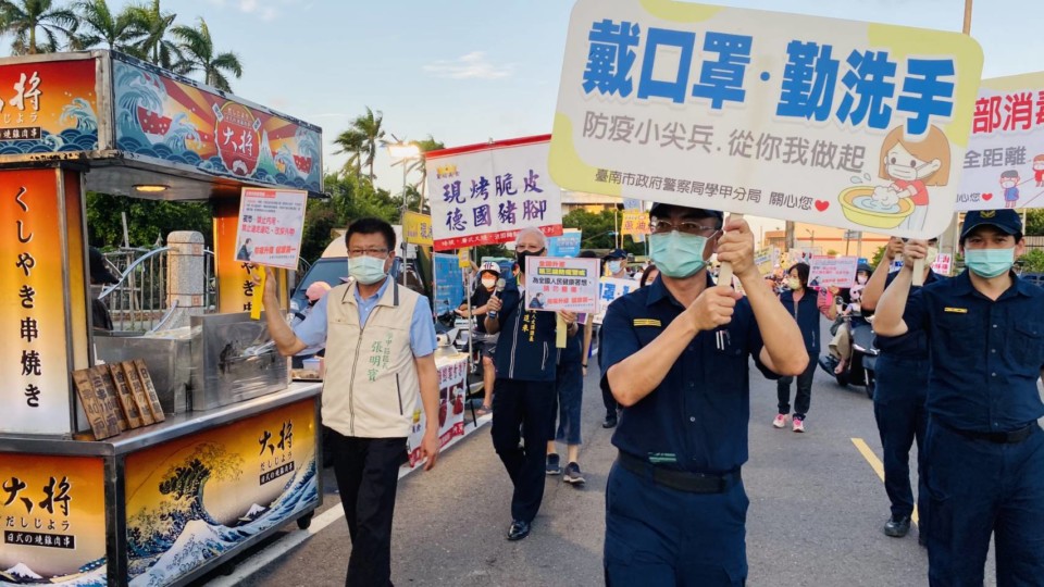 防夜市成疫情破口 學甲警結合區公所加強宣導