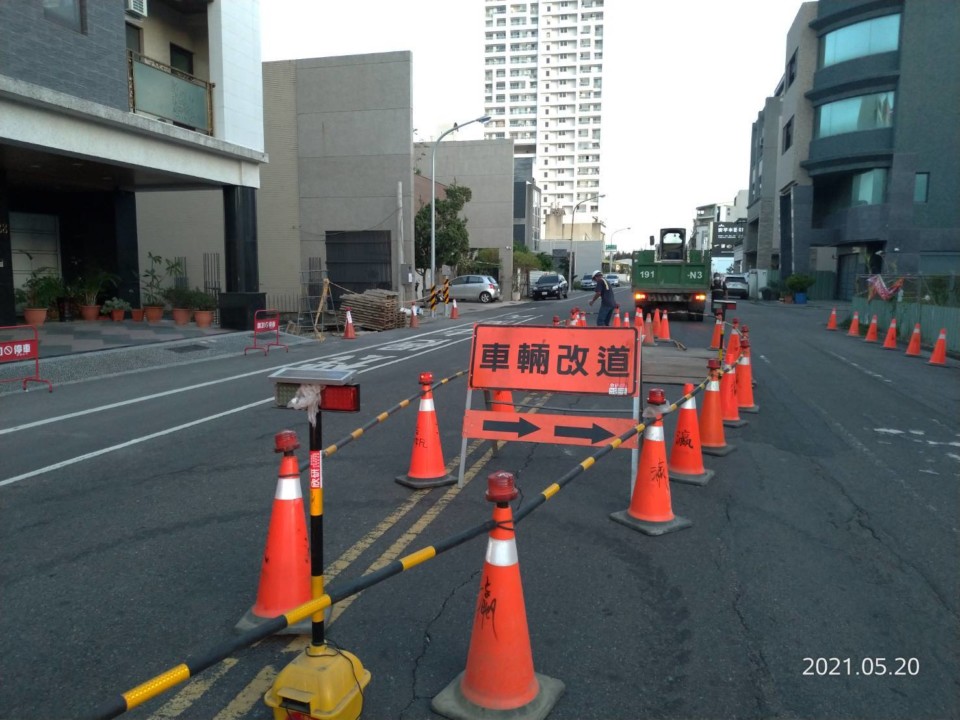 安平區平豐路188號前道路坑洞 市府水利局緊急到場處置