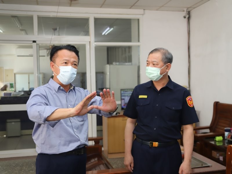 深夜持刀搶超商　警2小時內緝捕歸案