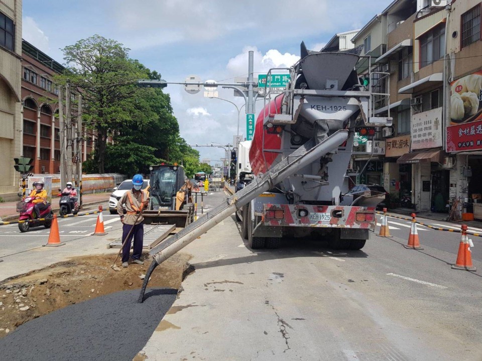 健康路 南門路口600mm口徑自來水管破管漏水 廠商搶修完成今灌漿