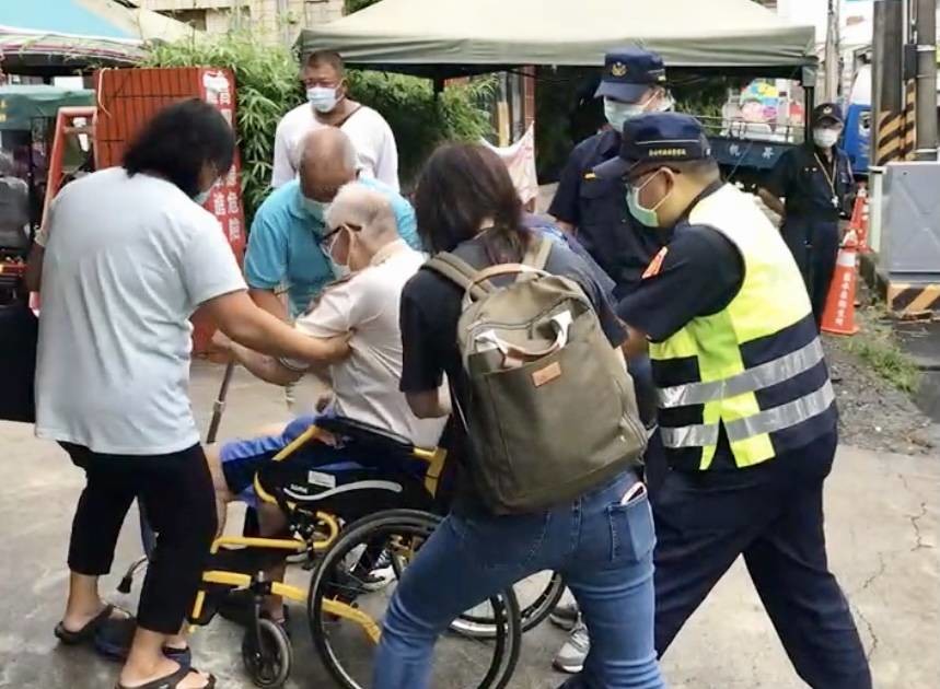 台南長者施打疫苗第二天雨路滑　黃偉哲動員區公所警察志工照護長輩