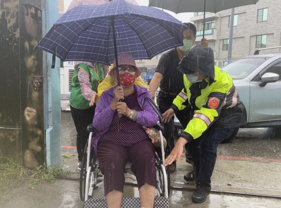 長者疫苗續施打 第三分局員警雨中接送情 民眾揪感心