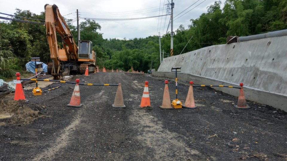 左鎮區大雨持續下 路基流失警協助封路搶修